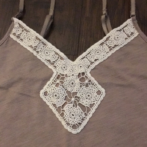 American eagle cami w/ lace detail - Picture 2 of 3